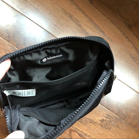 NWT LARGE 2L Lululemon Everywhere Belt Bag Black - Picture 7 of 10